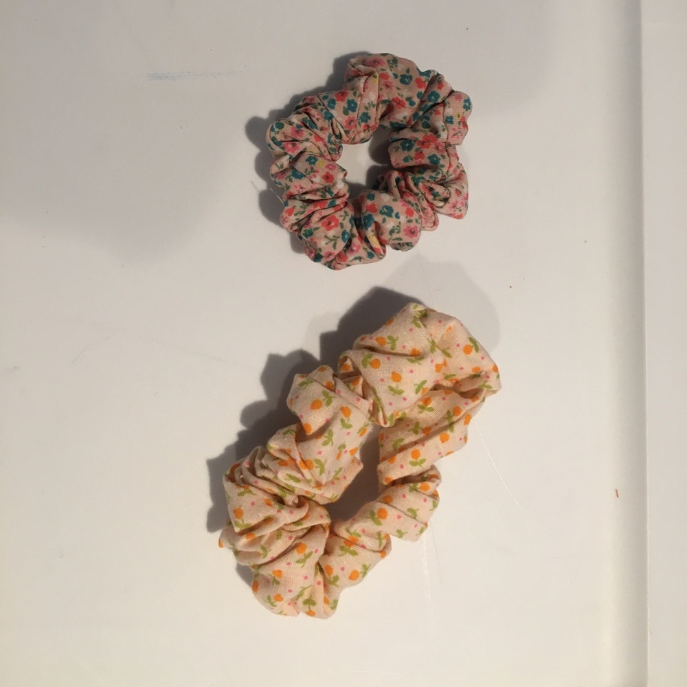 5 Assorted floral scrunchies - Picture 2 of 2